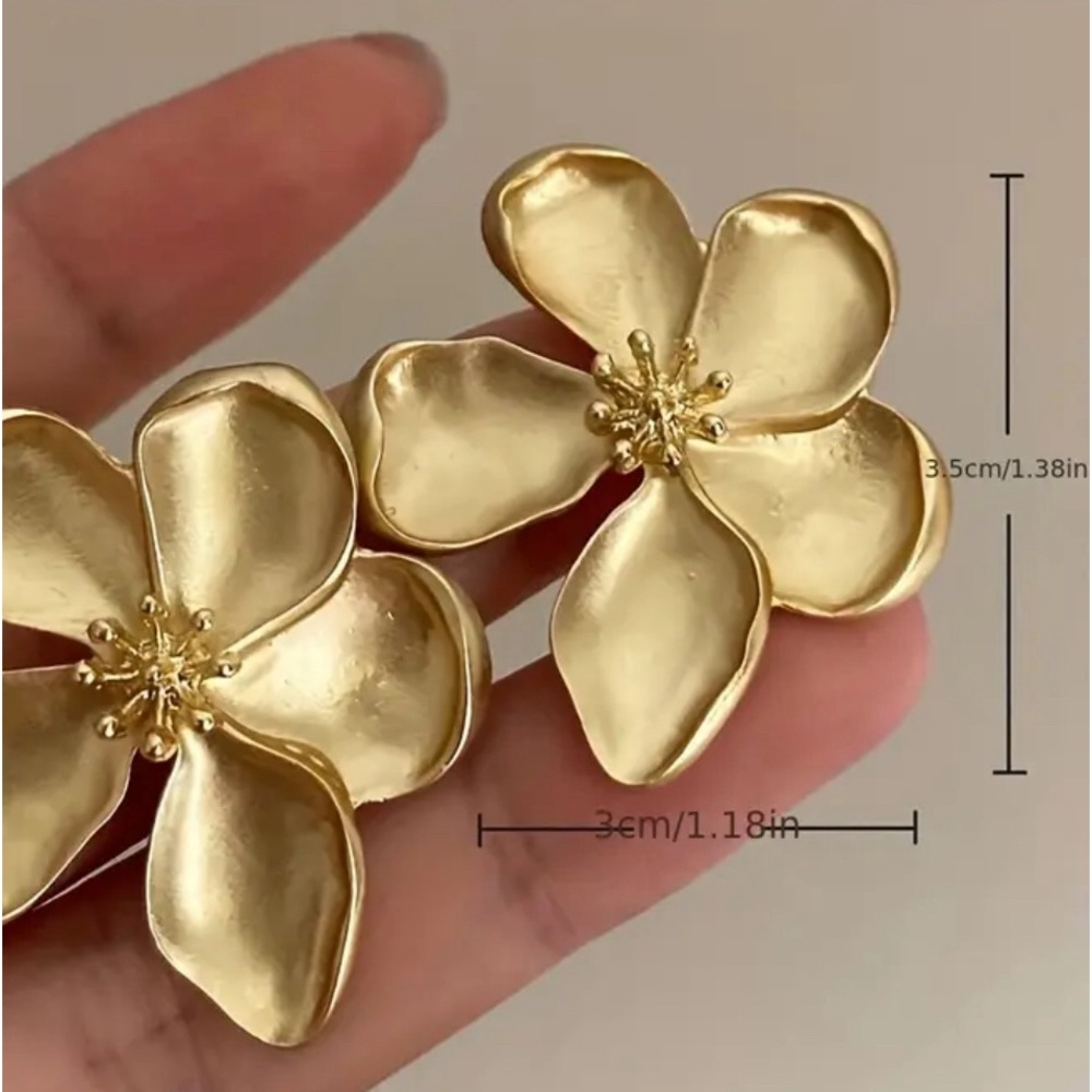 Vintage Inspired Exaggerated Flower Stud Earrings - Picture 3 of 3